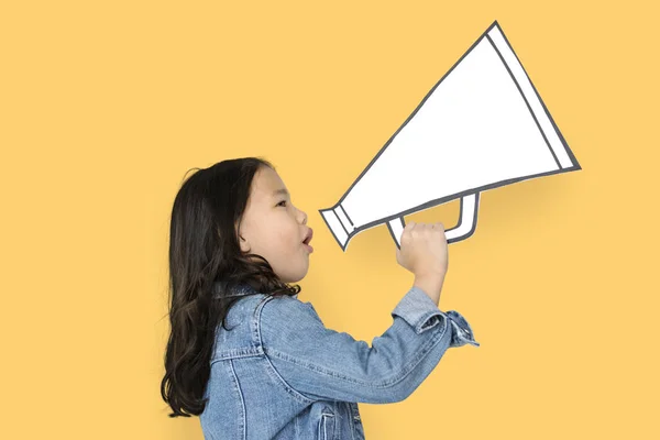 Chica sosteniendo papel megáfono — Foto de Stock