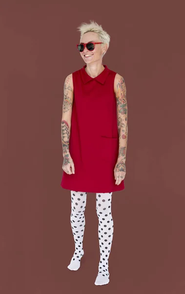 Стильний блондинка жінка в червоній сукні — стокове фото