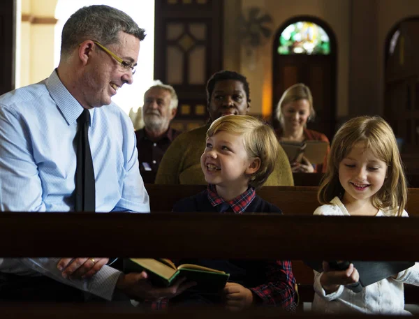 Grupp människor i kyrkan — Stockfoto