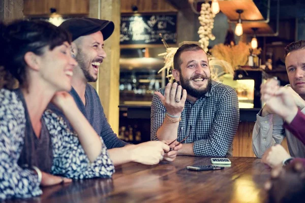 Vänner hänger ut på pub — Stockfoto