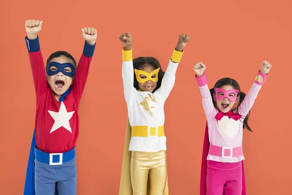 Crianças vestindo trajes de super-herói — Fotografia de Stock