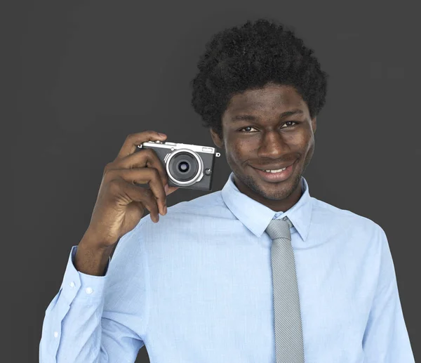 Leende afrikanska mannen med kameran — Stockfoto