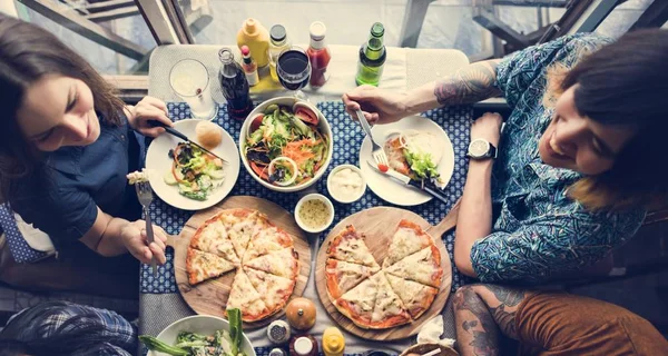 Freunde essen Pizza — Stockfoto