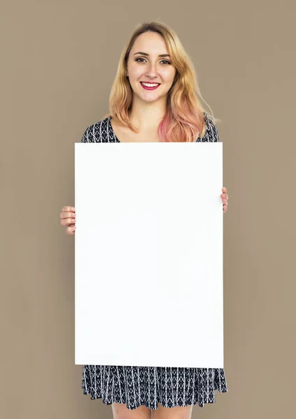 Mulher loira segurando banner vazio — Fotografia de Stock