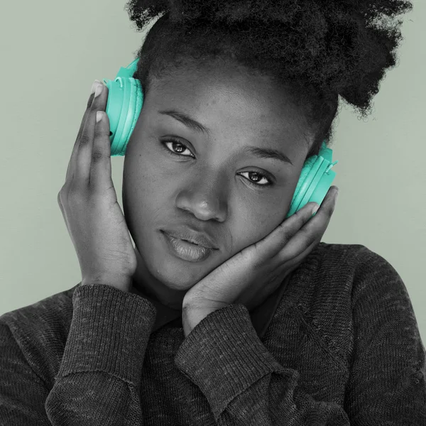 Afrykanka w słuchawkach — Zdjęcie stockowe