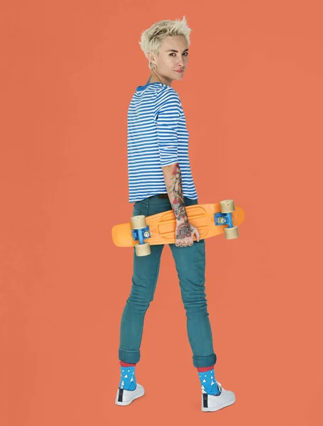 Блондинка со скейтбордом — стоковое фото