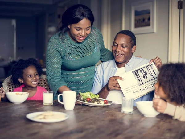 Família Africana comer em casa — Fotografia de Stock