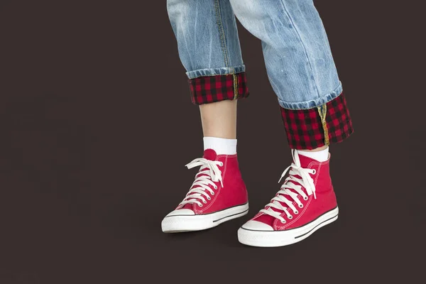 Kırmızı spor ayakkabı, kot pantolon — Stok fotoğraf