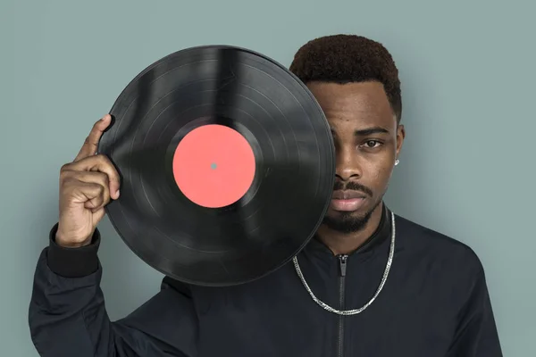 Afrikansk man med vinylskiva — Stockfoto