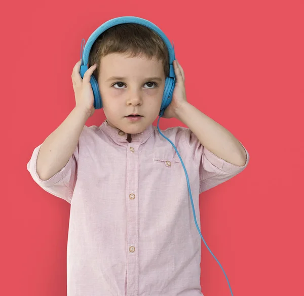 Chłopiec Trying słuchawki — Zdjęcie stockowe