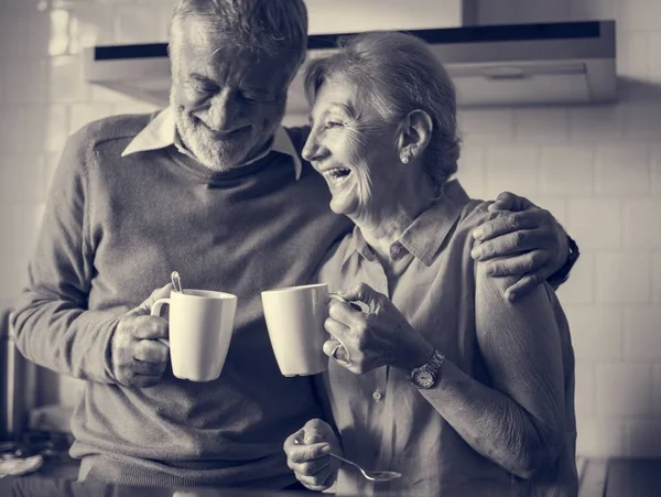 Старшая взрослая пара пьет чай — стоковое фото