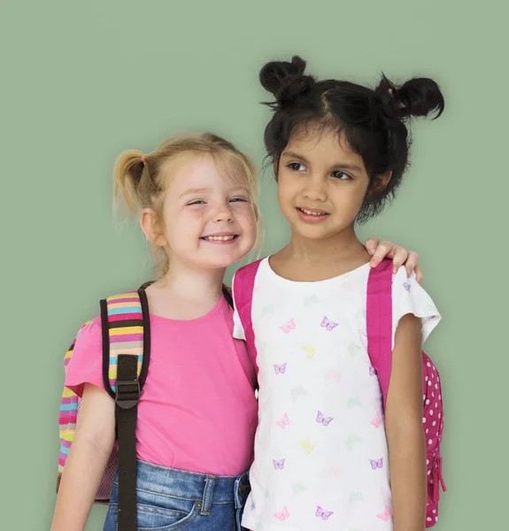 Rozkošný předškolní dívky s batohy — Stock fotografie