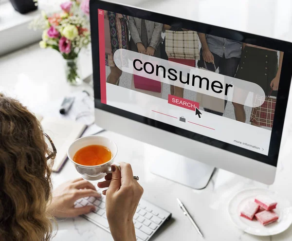 Frau am Schreibtisch am Computer — Stockfoto