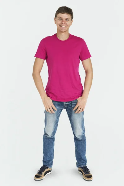 Homme en t-shirt rose — Photo