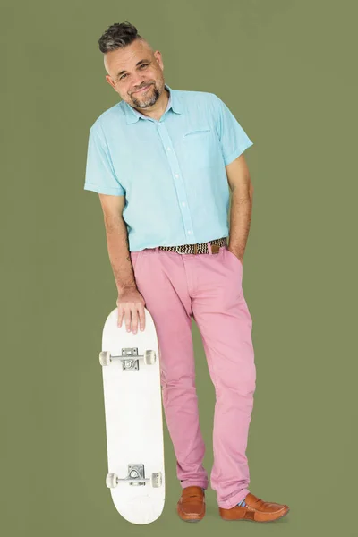 时尚与滑板的成年男子 — 图库照片