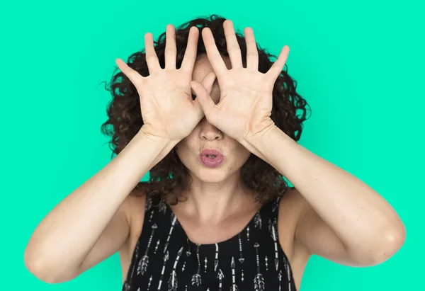 Frau mit lockigem Haar bedeckt Gesicht — Stockfoto