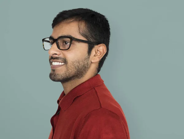 Sorridente uomo indiano in studio — Foto Stock