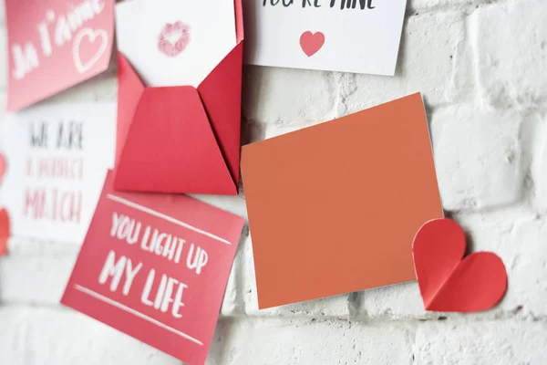 Aşk mektupları beyaz duvar — Stok fotoğraf
