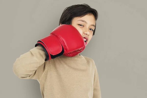 Boy Boxeando su cara —  Fotos de Stock