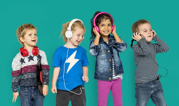 Kinder hören Musik über Kopfhörer — Stockfoto