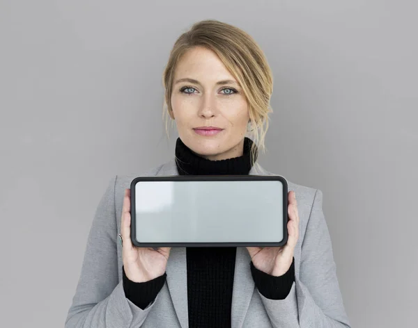 Бизнесвумен показывает экран цифрового устройства — стоковое фото
