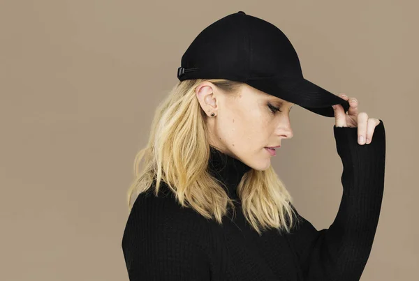 Blond kobieta w czarnej czapce — Zdjęcie stockowe