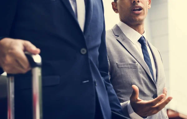 Hombres de negocios teniendo conversación — Foto de Stock