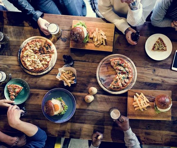 Amigos comendo no pub — Fotografia de Stock
