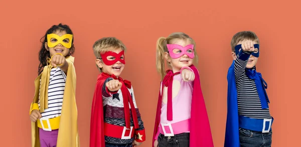 Bambini in costume da supereroe che puntano il dito — Foto Stock