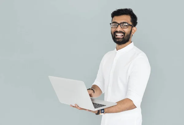 Індійська юнак, використовуючи ноутбук — стокове фото