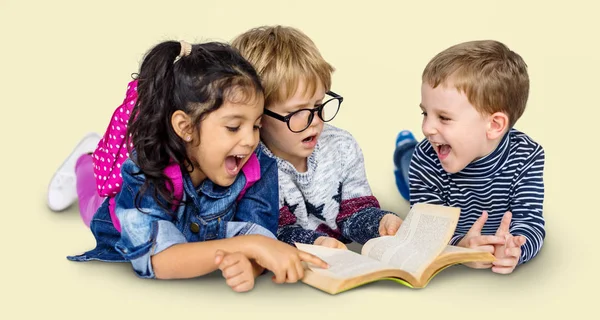 Libro de lectura de niños multiétnicos — Foto de Stock