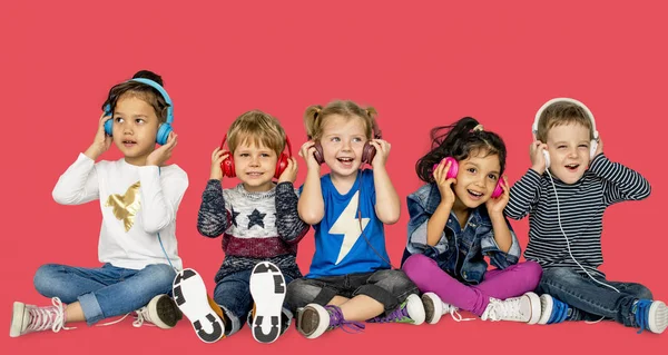 Çok güzel çocuklar müzik dinleme — Stok fotoğraf