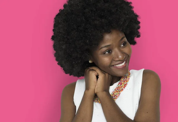 Mujer con peinado afro — Foto de Stock