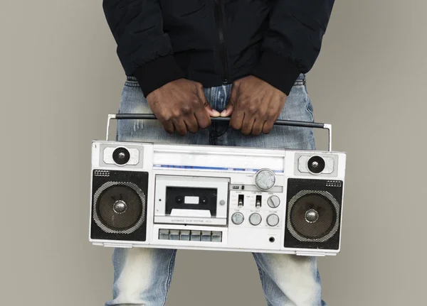 Afrikaanse man luisteren muziek in boombox — Stockfoto