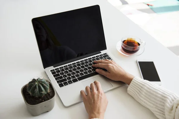 Pessoa que trabalha com laptop — Fotografia de Stock