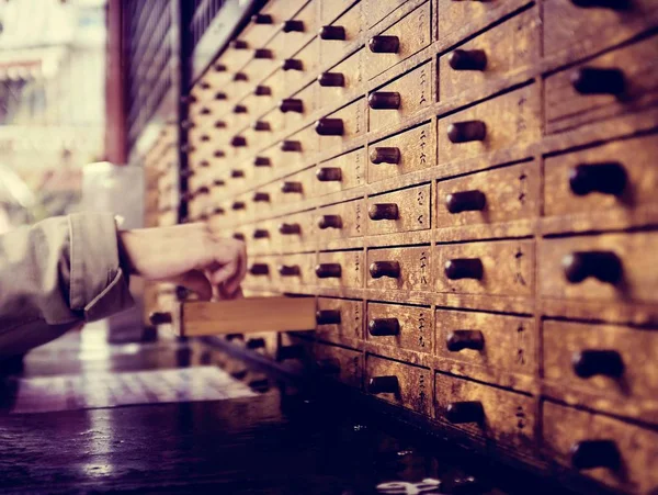 Mano toccando cassa di legno — Foto Stock