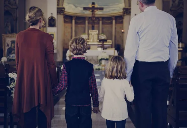 Família na igreja durante a pregação — Fotografia de Stock