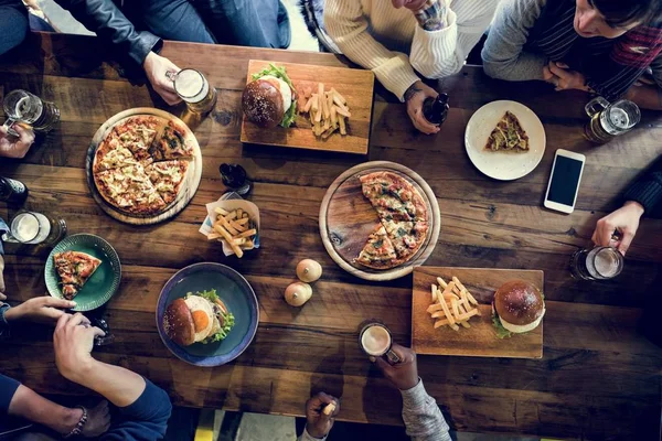 Amigos comendo no pub — Fotografia de Stock