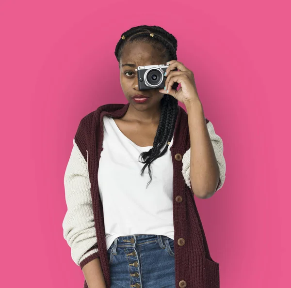 Young woman holding camera — Stock Photo, Image