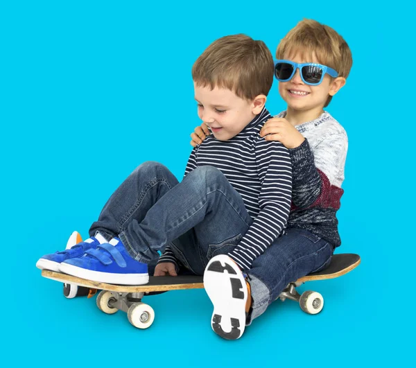 Szczęśliwy małych chłopców, jazda na deskorolce — Zdjęcie stockowe