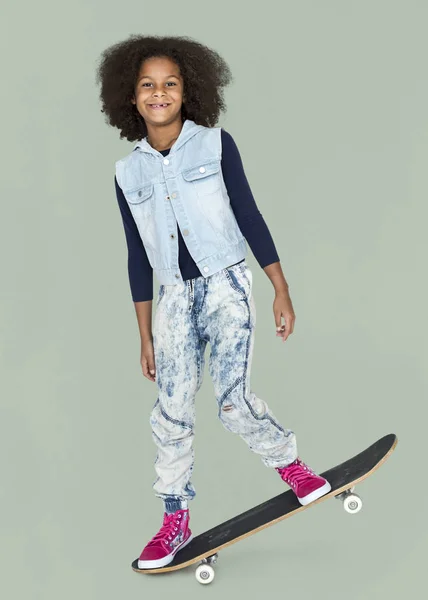 Krásná Africká kid s skateboard — Stock fotografie