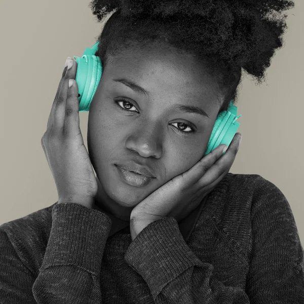Αφρικανή γυναίκα με ακουστικά — Φωτογραφία Αρχείου