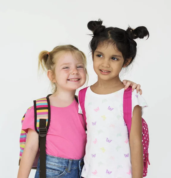 Adorável meninas pré-escolares com mochilas — Fotografia de Stock