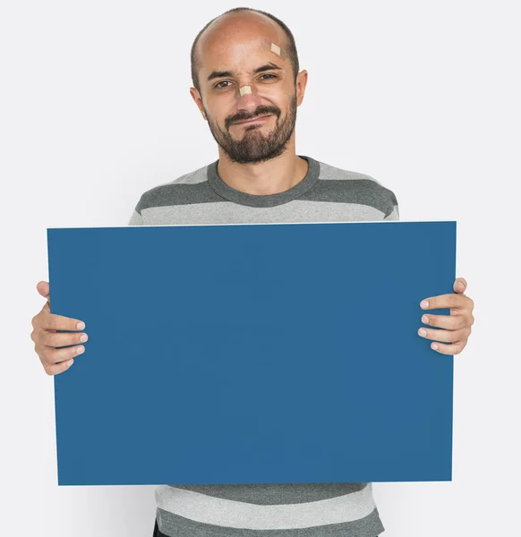 Gewonde kale man met banner — Stockfoto