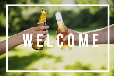 Kadın ve adam şerefe bira içip