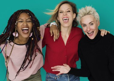 mutlu kadın birlikte sarılma