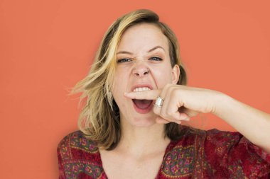 öfkeli kadın holding parmak dudaklar