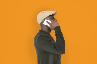 Cep telefonunuzda konuşan Afrika adam