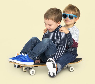 mutlu küçük çocuklar kaykay üzerinde sürme