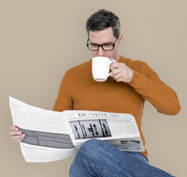 Gazete okuyan adam